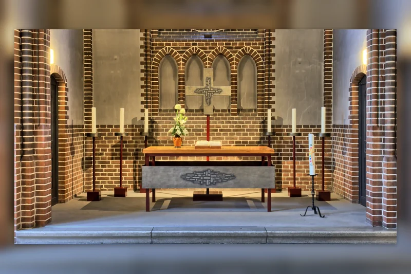 Innenraum der Lutherkirche Berlin-Wilhelmsruh mit Blick auf den Altarbereich