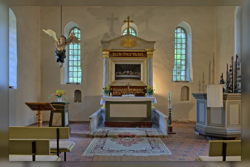 Innenraum der Dorfkirche Stolpe mit Blick auf Altar, Kanzelbereich und historische Ausstattung.