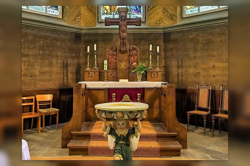 Innenraum von St. Walburga in Wintersdorf mit Blick auf Altar und Taufstein.